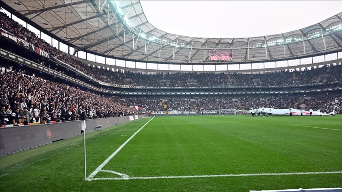 Tüpraş Stadyumu'nda maçı izleyen Beşiktaş taraftarları.
