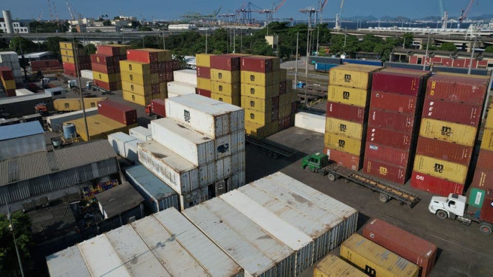 Dış ticareti ve ekonomiyi temsil eden, bir limanda istiflenmiş çok sayıda yük konteyneri.