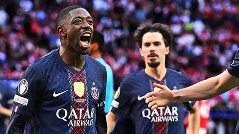 PSG futbolcuları Şampiyonlar Ligi zaferini kutluyor.