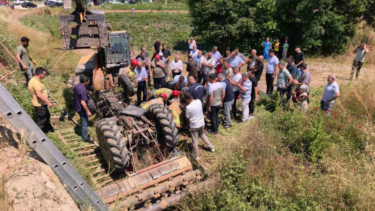Bursa İnegöl'de köprüden düşen traktörün kurtarma çalışmaları, iş makinesi ve ekipler.