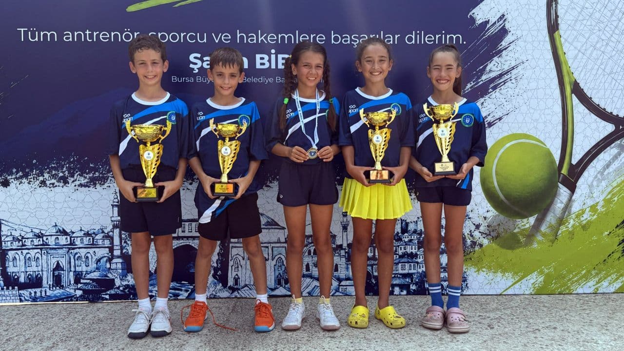 Bursa Büyükşehir Belediyesporlu Minik Tenisçiler Turnuvada Büyük Başarı Elde Etti