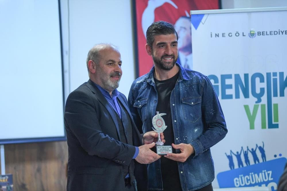Bursaspor'un Eski Kalecisi Bekir Sevgi, Kitabıyla Spor Camiasında Fark Yarattı