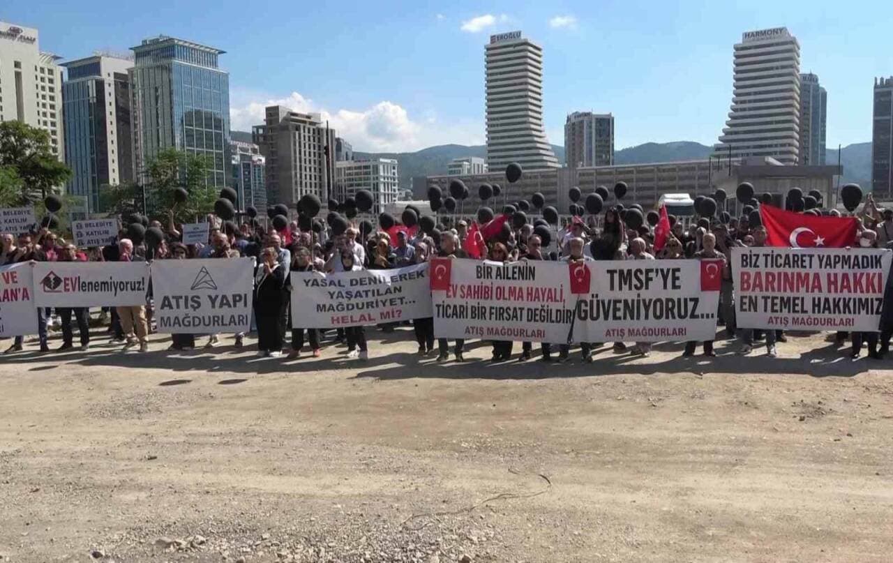 Bursa'da Atış Yapı mağdurları, ellerinde pankartlarla protesto gösterisi yapıyor.
