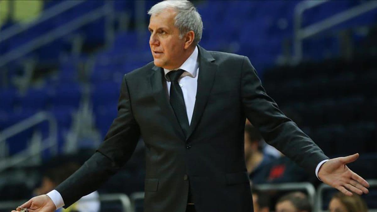 Zeljko Obradovic basketbol sahasında takımını yönetirken.
