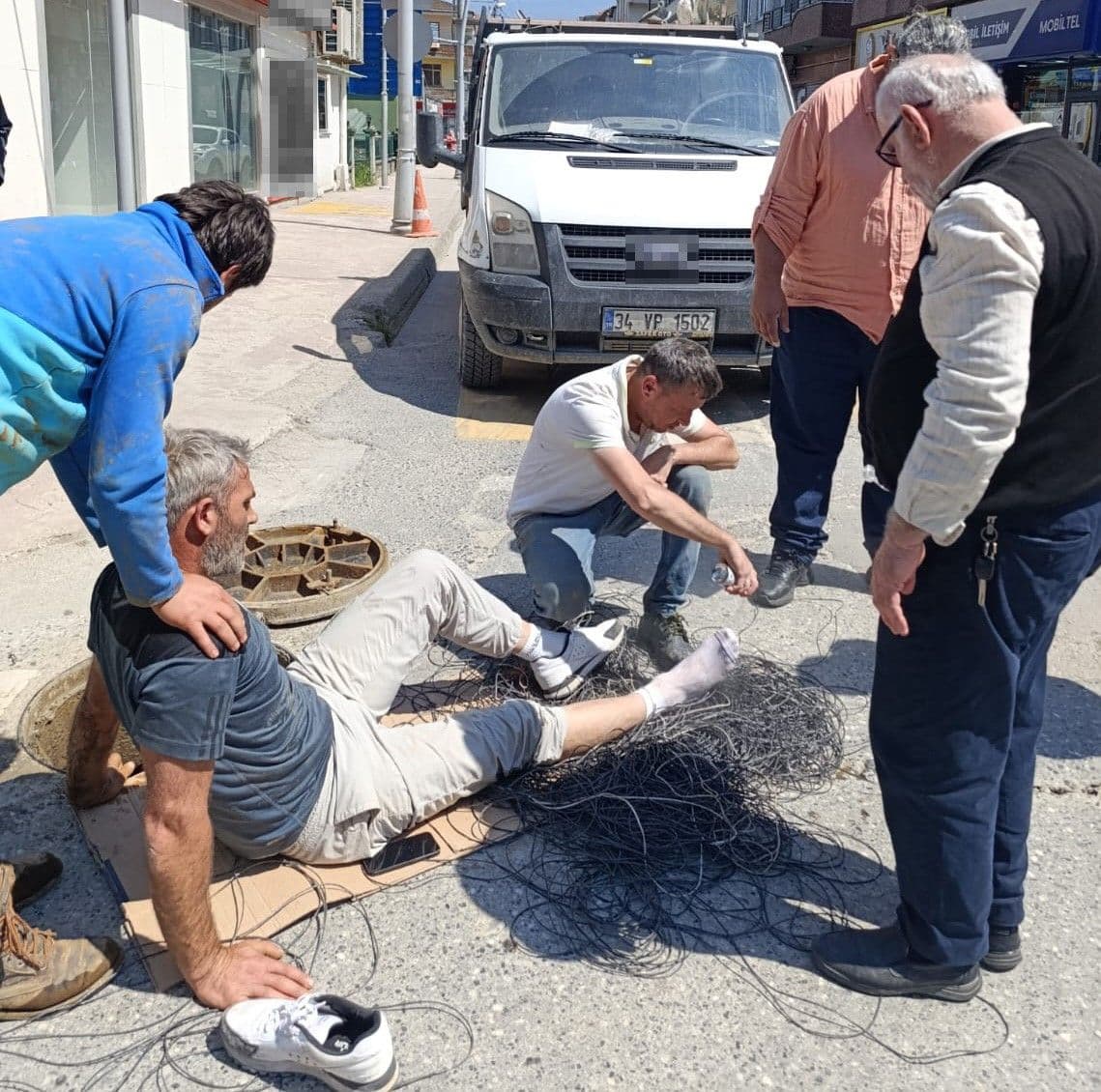 Sakarya Akyazı'da iş kazası geçiren telekomünikasyon işçisi Cengiz R.'ye arkadaşları yardım ediyor.