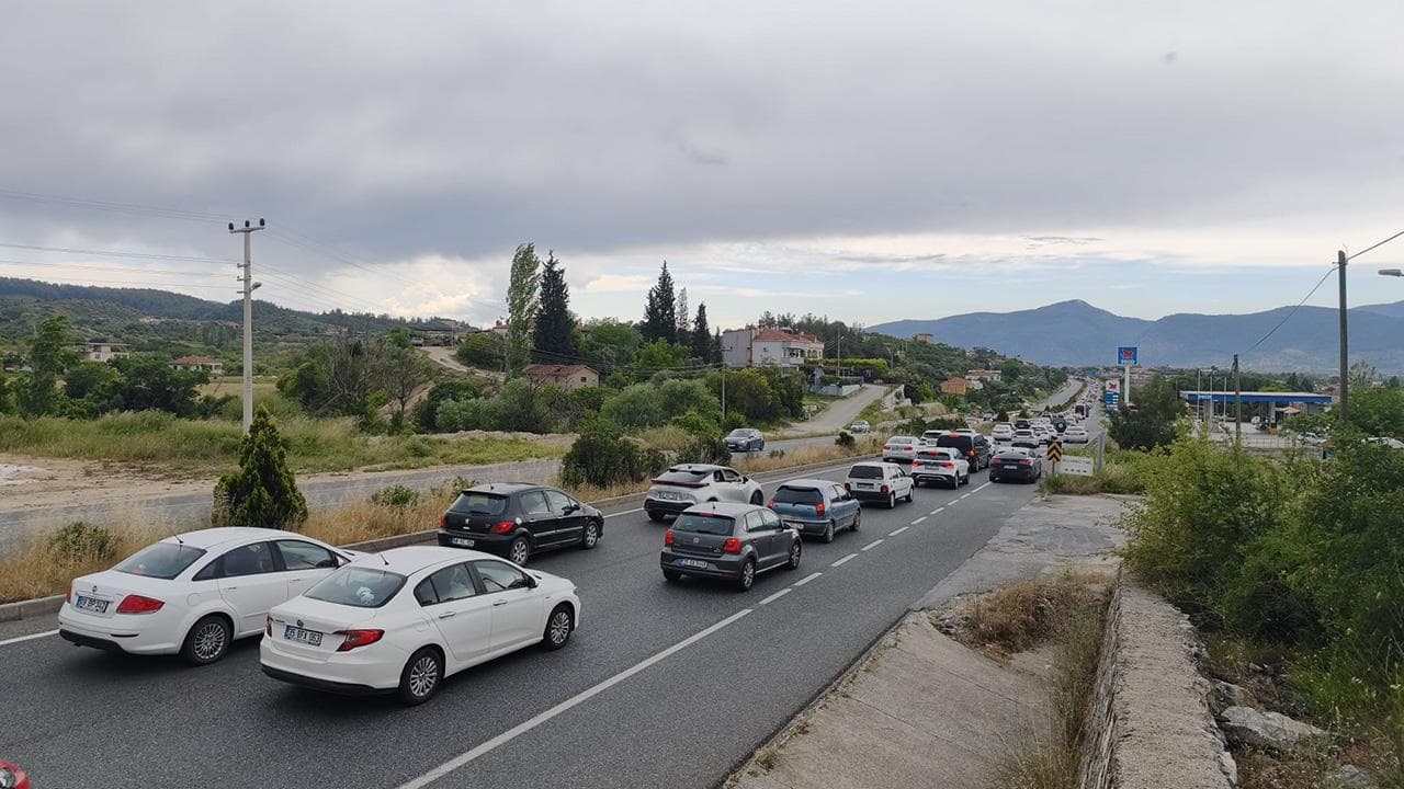 Muğla'da Kurban Bayramı tatilinde oluşan uzun araç kuyruğu, trafik yoğunluğu.