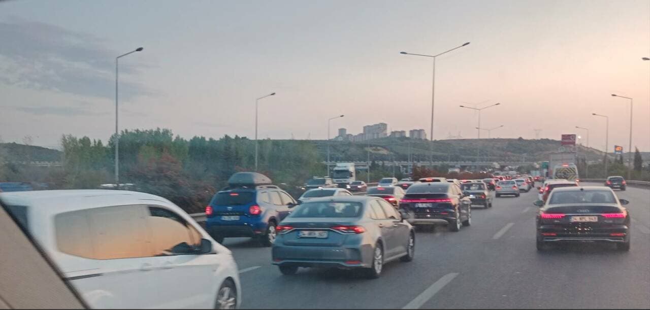 Bursa Çevre Yolu'nda yoğun trafik, araçlar ve şehir silüeti.