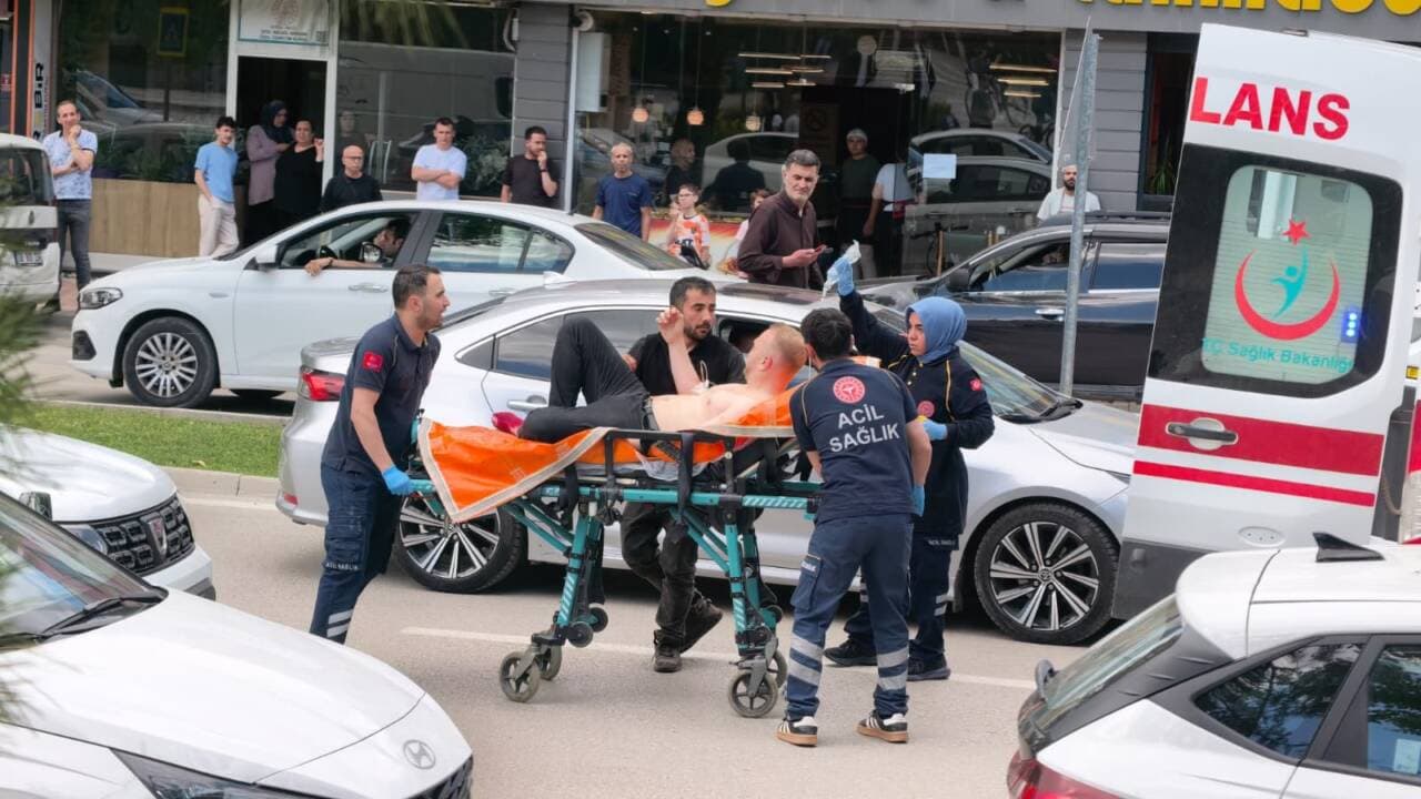 Bursa Kemalpaşa'da Yol Verme Kavgası: 1'i Polis 5 Yaralı