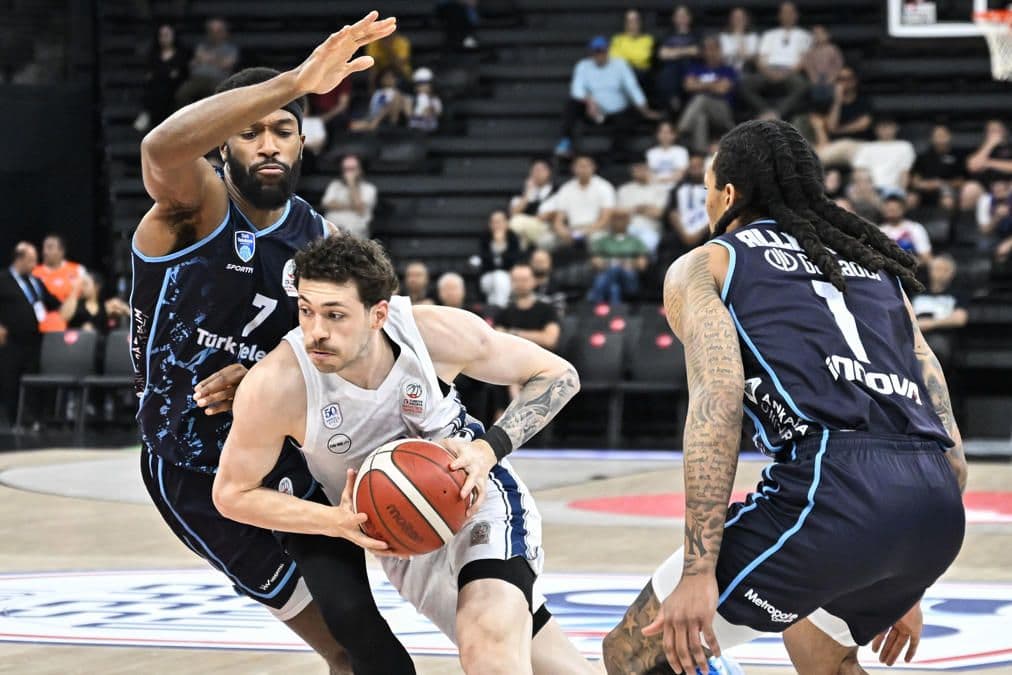 Anadolu Efes ve Türk Telekom basketbolcuları maç sırasında top için mücadele ediyor.