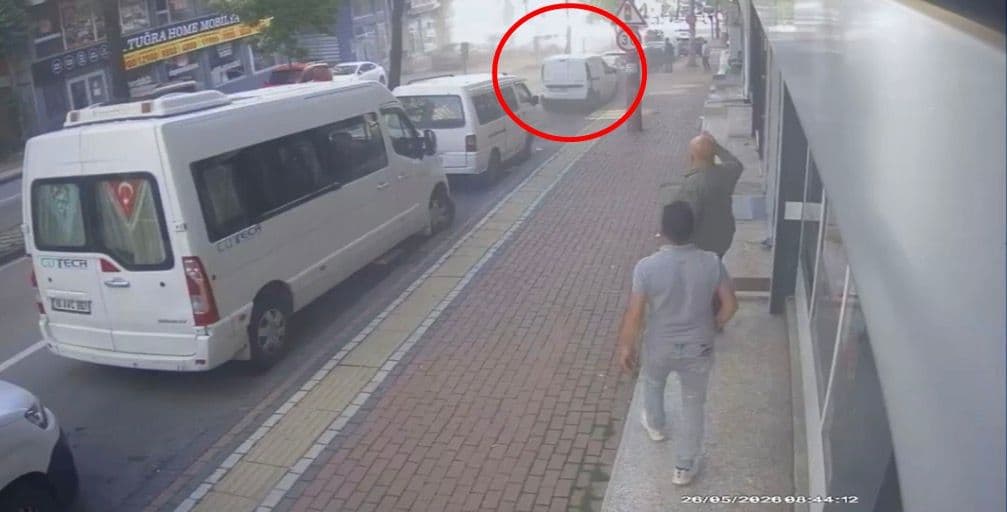 Bursa Yıldırım'da zincirleme trafik kazası sonrası hasarlı araçlar ve olay yeri.