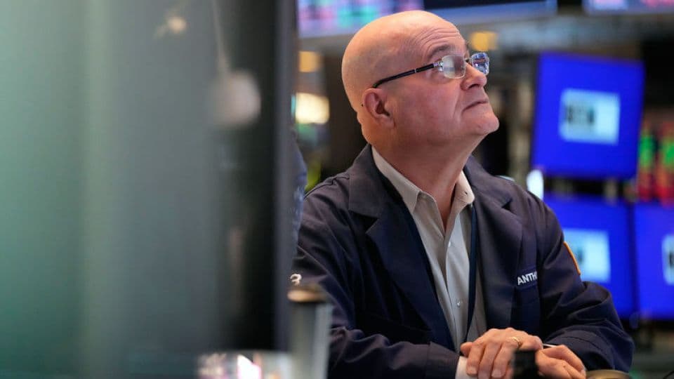 Borsa çalışanı, ABD bankalarının kâr artışını gösteren finansal verileri ekranlardan takip ediyor.