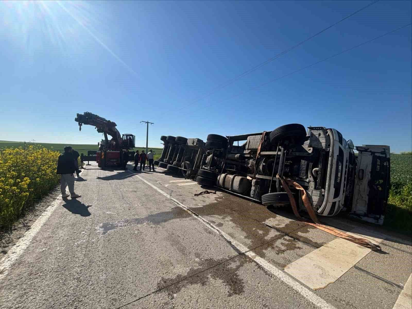 Tekirdağ Çorlu'da devrilmiş tırın kaza yeri, yol kenarında kurtarma ekipleri.