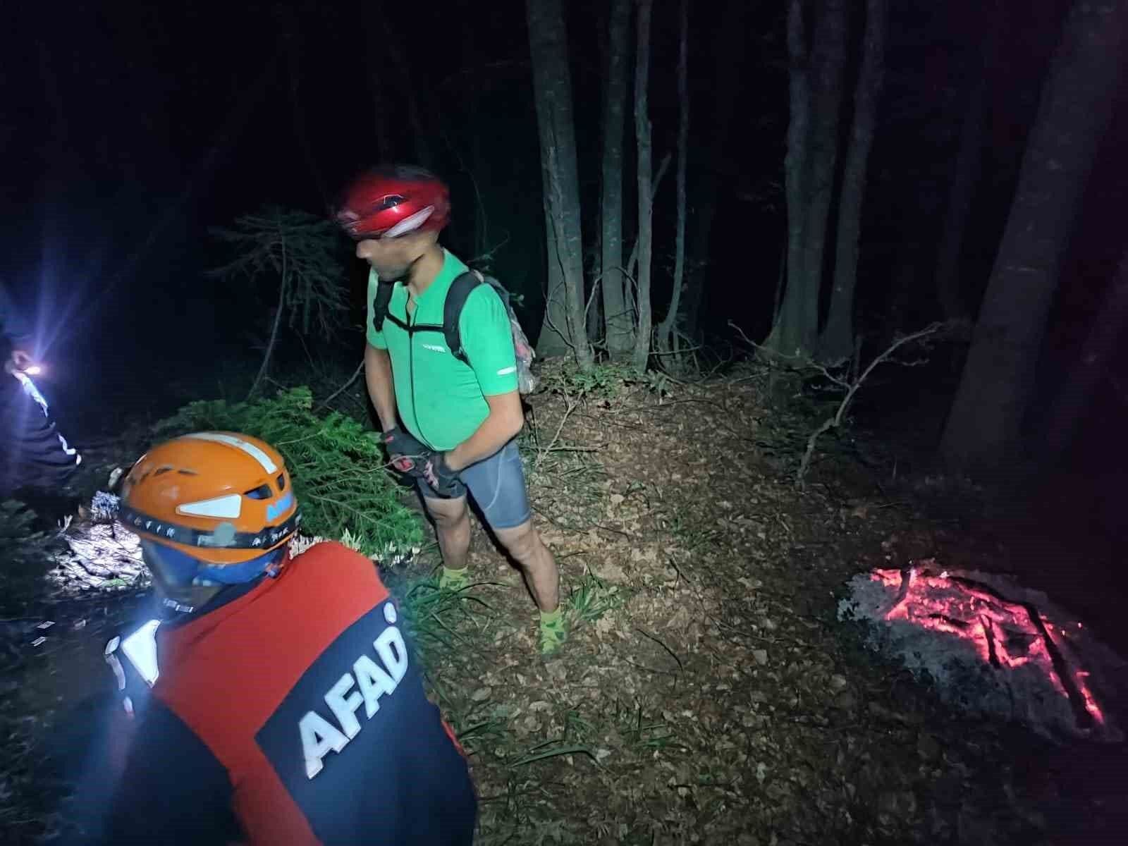 Bursa Kestel'de vadide mahsur kalan bisikletli vatandaşın AFAD ekiplerince kurtarılma anı.