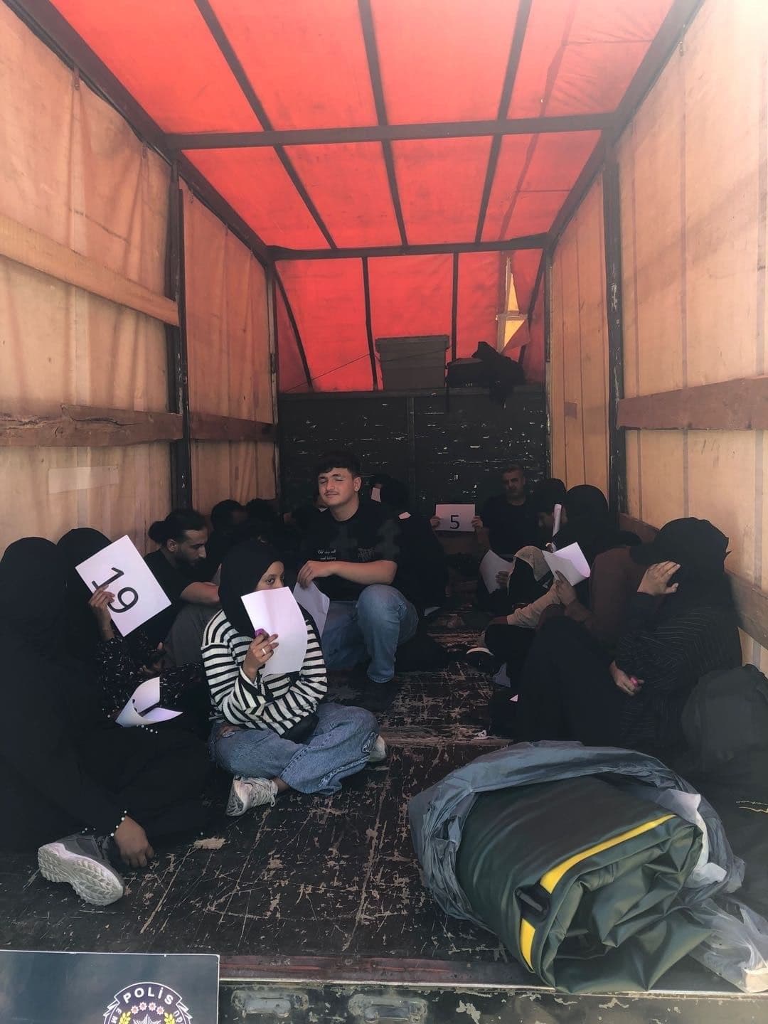 Edirne'de Göçmen Kaçakçılığı Operasyonu: 20 Düzensiz Göçmen Yakalandı