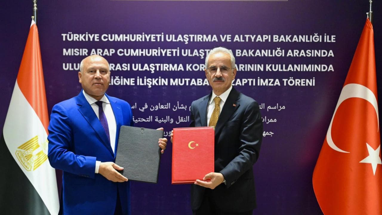Ulaştırma Bakanı Uraloğlu, Denizcilik Zirvesi'nde Uluslararası İş Birliklerini Geliştirdi