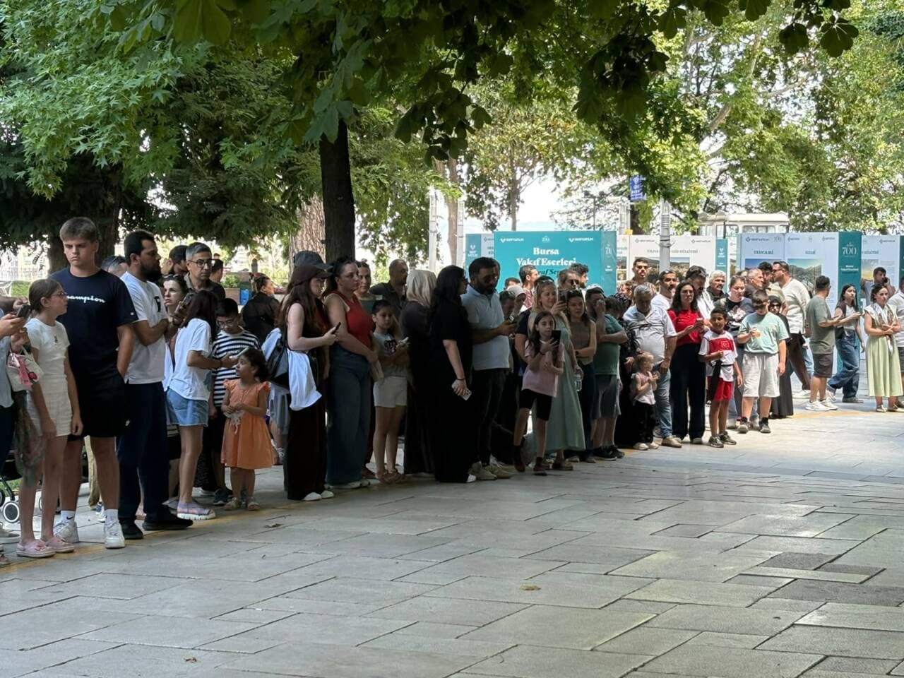 Bursa Osman Gazi Türbesi önünde nöbet değişimini izleyen turist kalabalığı.