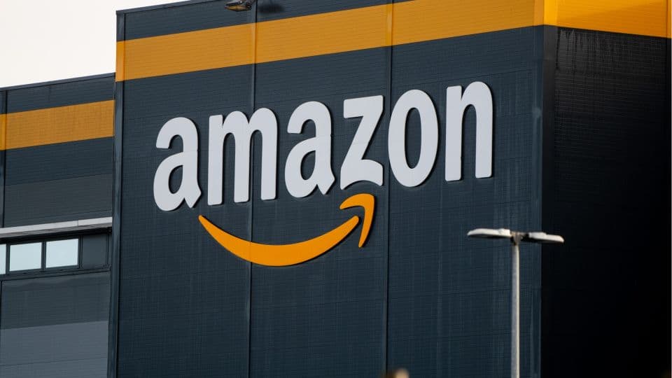 Amazon logosu ve şirket binası.