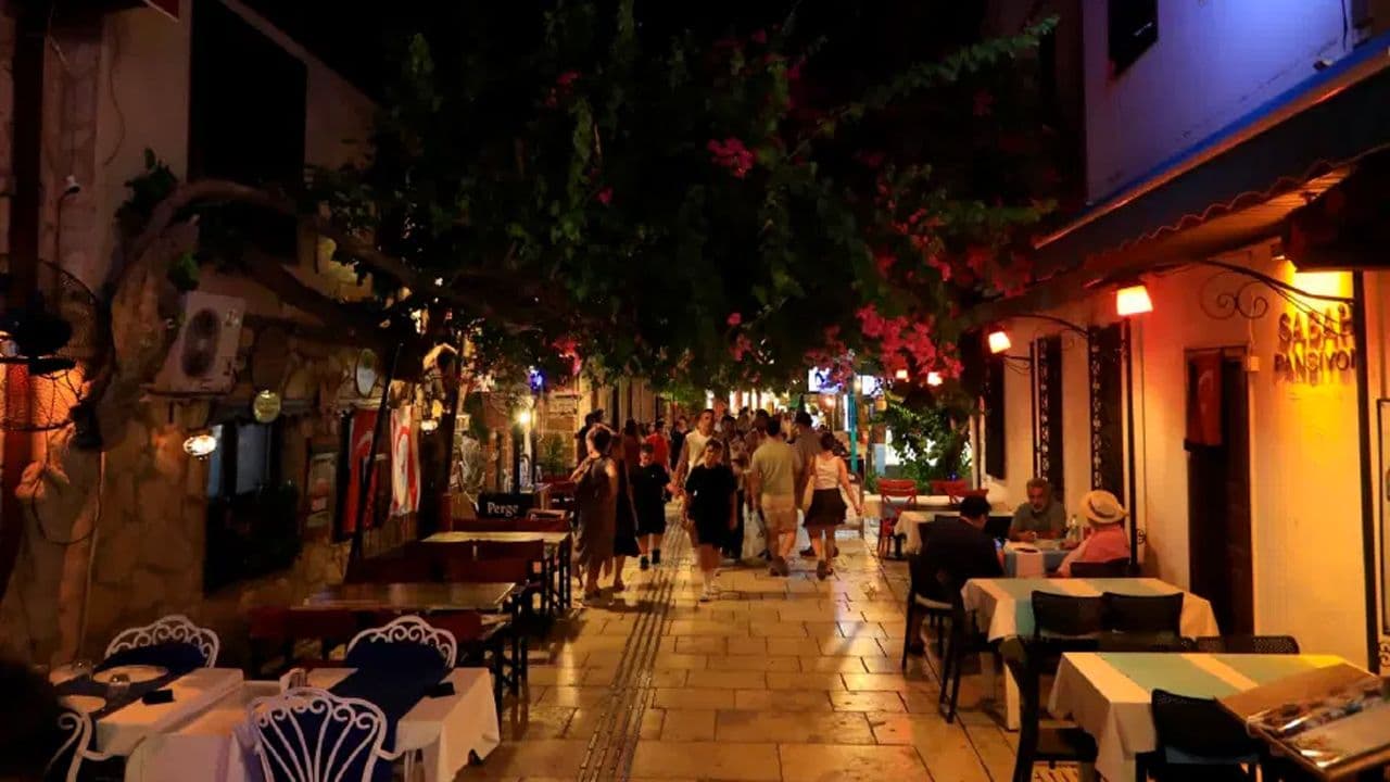 Antalya Kaleiçi'nde Yaz Aylarında Nüfus 100 Katına Çıkıyor: Turizm Yoğunluğu
