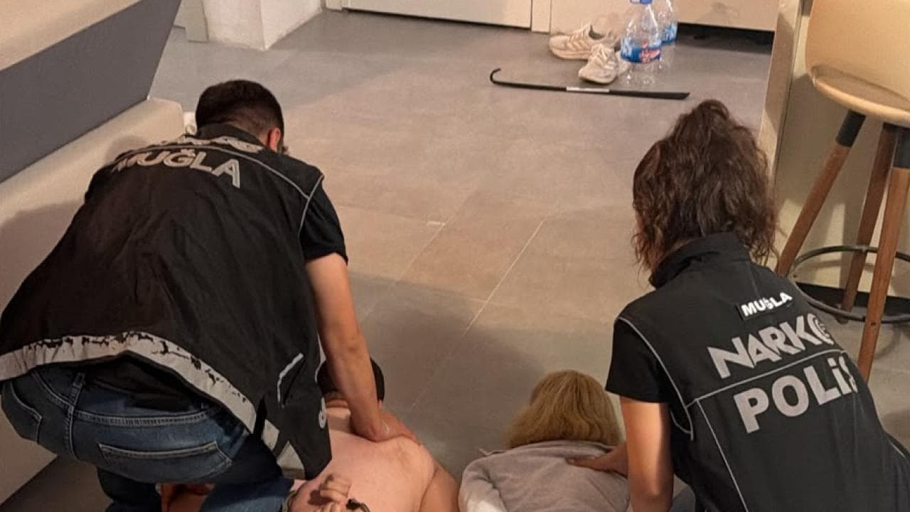 Muğla Narkotik Polis ekipleri tarafından Bodrum'da kırmızı bültenli uyuşturucu zanlısının yakalanma anı.