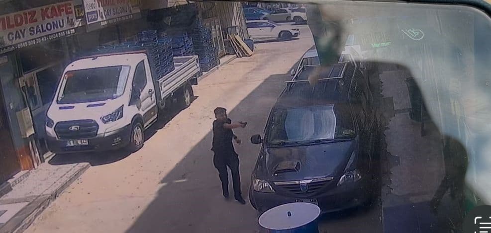 Bursa Osmangazi'de Silahlı Saldırı: İki Kişi Bacaklarından Yaralandı