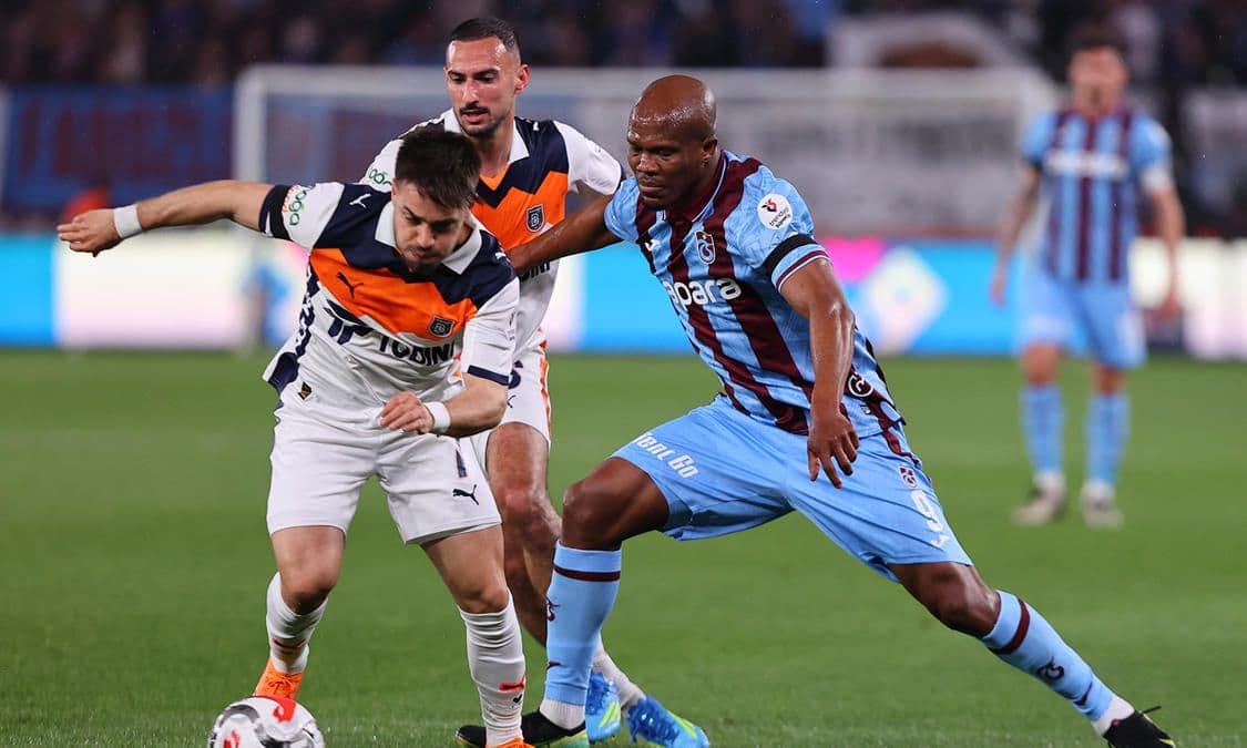 Trabzonspor ve Başakşehir futbolcuları Trendyol Süper Lig maçında top mücadelesi veriyor.