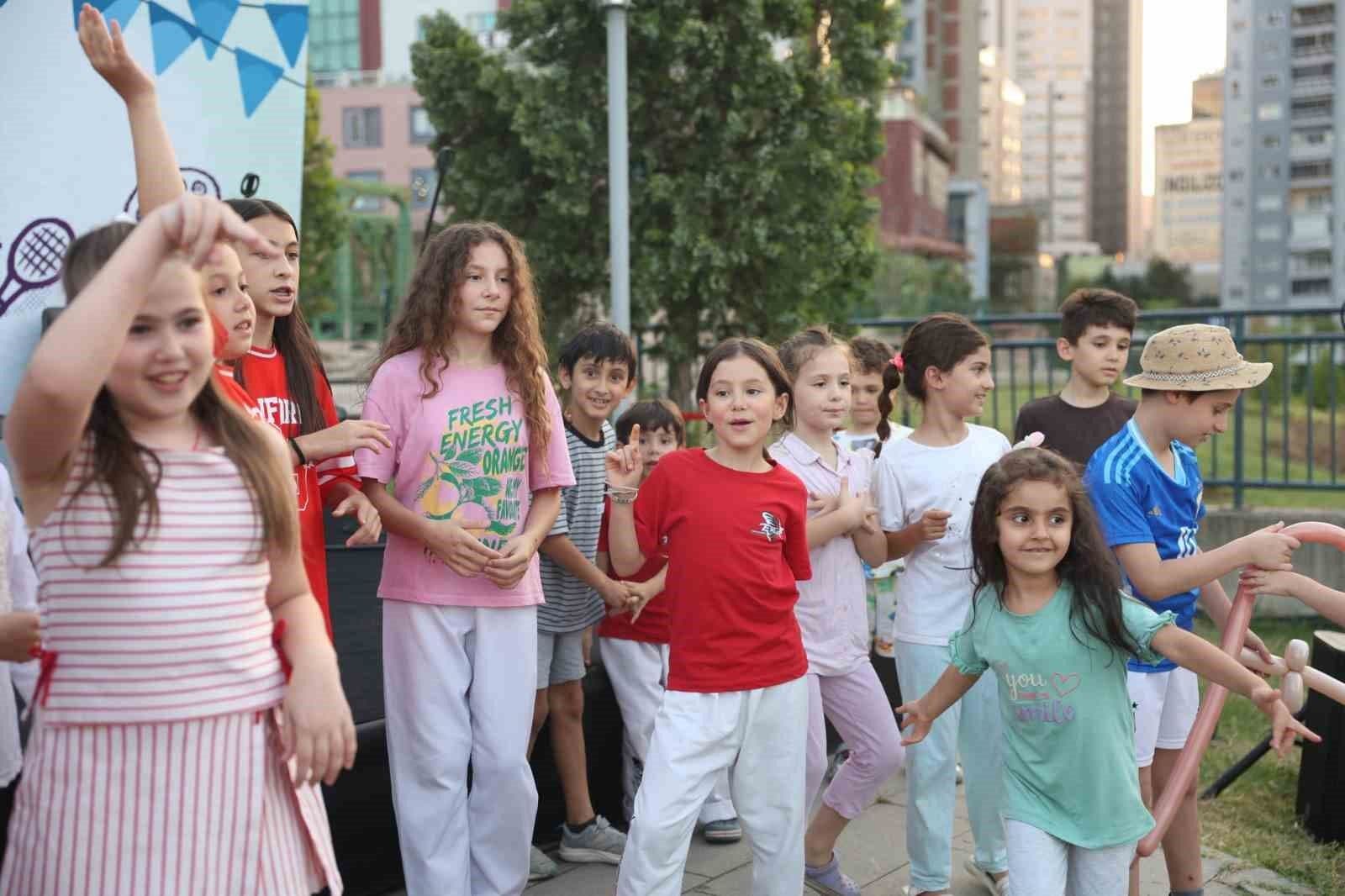 Osmangazi Belediyesi Doğanbey Mahallesi Yaz Şenliği'nde eğlenen çocuklar