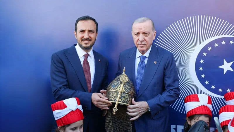 İstanbul'un Fethi Kutlamalarında Cumhurbaşkanı Erdoğan'a Özel Miğfer Hediye Edildi