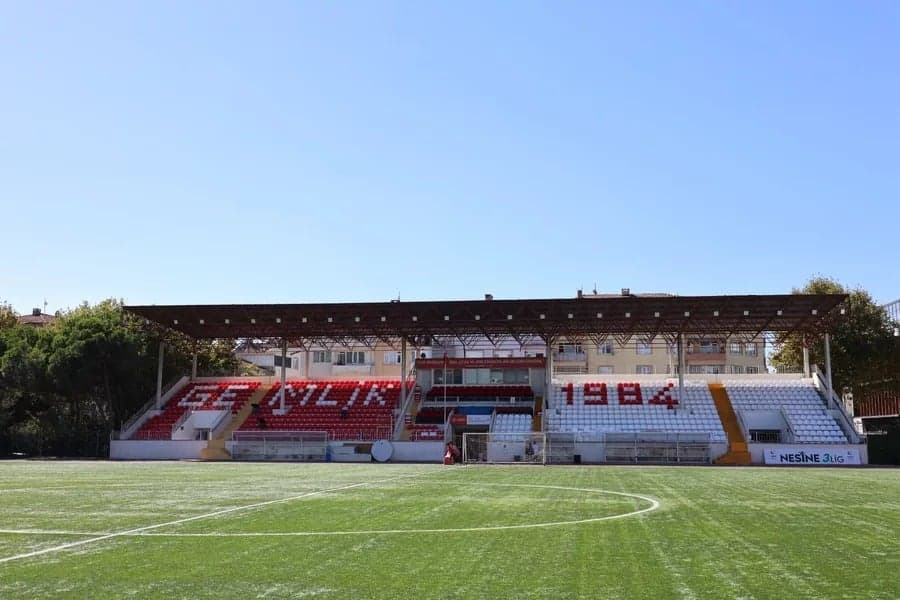 Gemlik İlçe Stadyumu'nun yenilenmiş tribünleri ve futbol sahası.