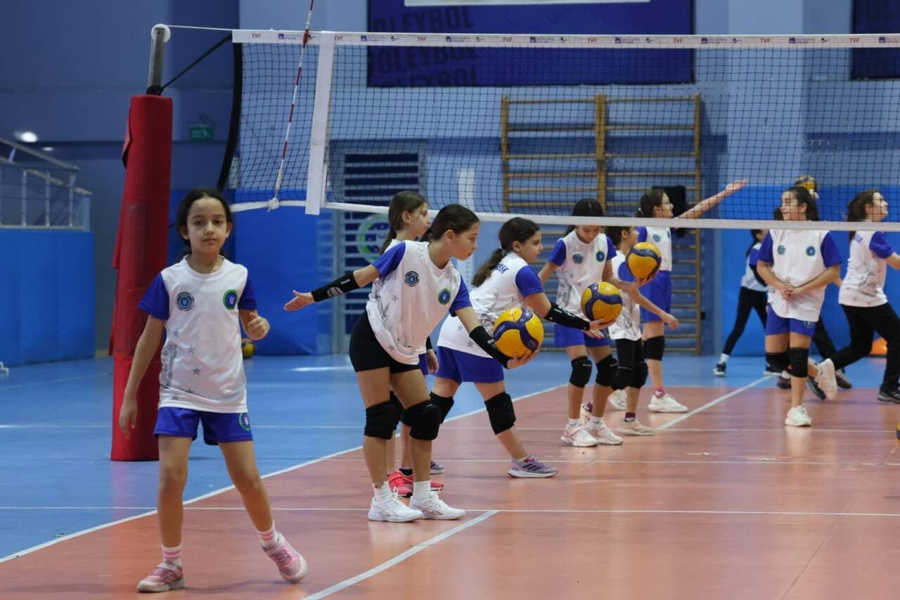 Bursa Kış Spor Okulları'nda voleybol oynayan çocuklar