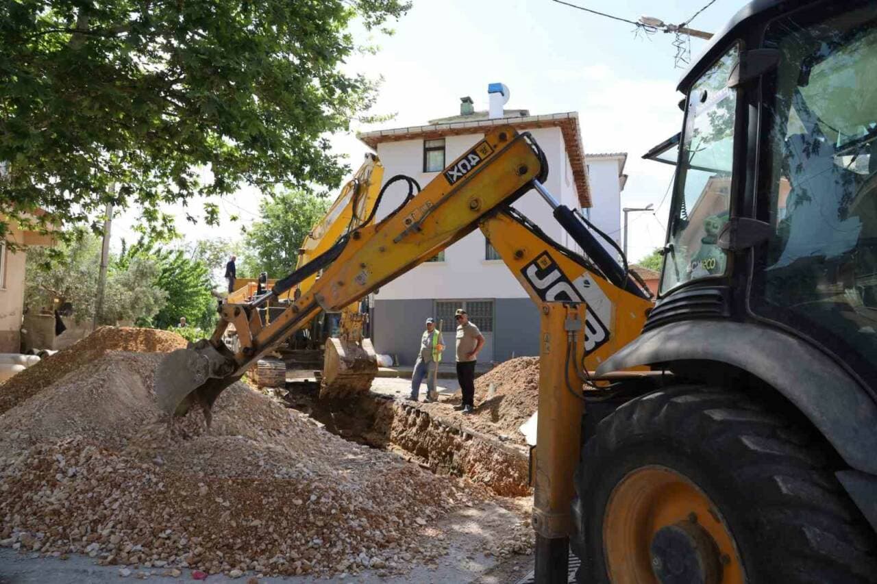Bursa Nilüfer'de BUSKİ altyapı çalışmaları, ekskavatör ve işçiler.