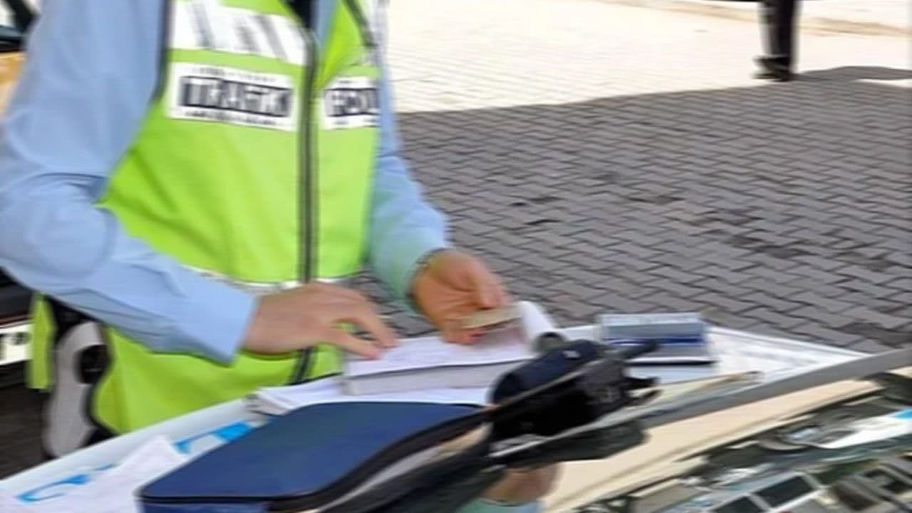 Bursa'da Sahte Plakalı Motosiklet Sürücüsü Yakalandı: Gözaltı ve Ağır Ceza