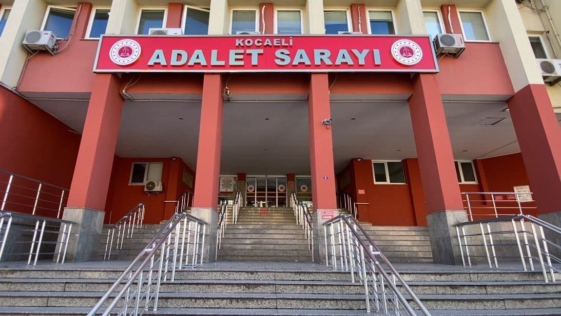 Kocaeli Adalet Sarayı'nın dış cephesi ve giriş kapısı.