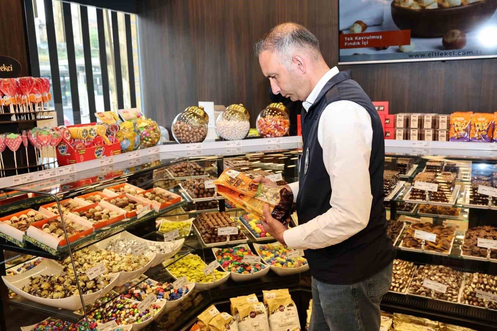 Nilüfer Belediyesi gıda denetimi, görevli ürünleri kontrol ediyor