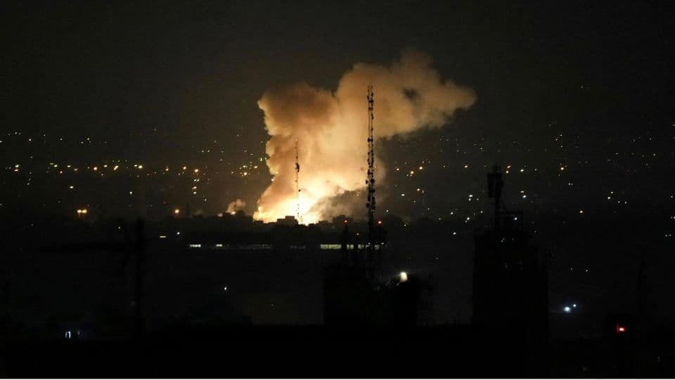 Hürmüz Boğazı yakınlarında gece vakti meydana gelen patlama ve yükselen dumanlar.