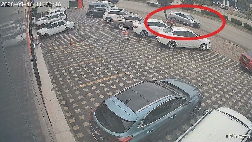 Bursa İnegöl'de zincirleme trafik kazası sonrası hasarlı araçlar, güvenlik kamerası görüntüsü.