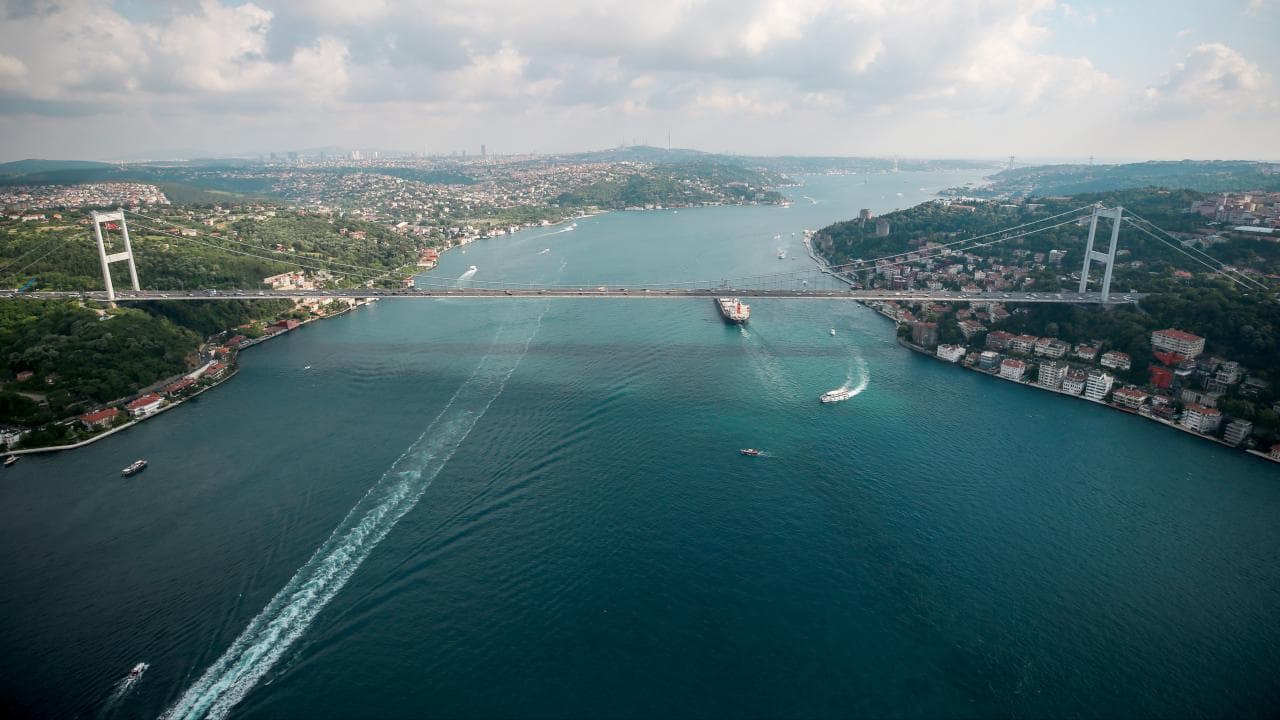 İstanbul Boğazı'nda Fatih Sultan Mehmet Köprüsü ve gemi trafiği