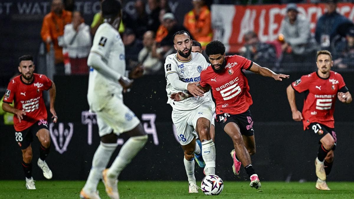 Marsilya ve Rennes futbolcuları Fransa Ligue 1 maçında top kapma mücadelesi verirken.