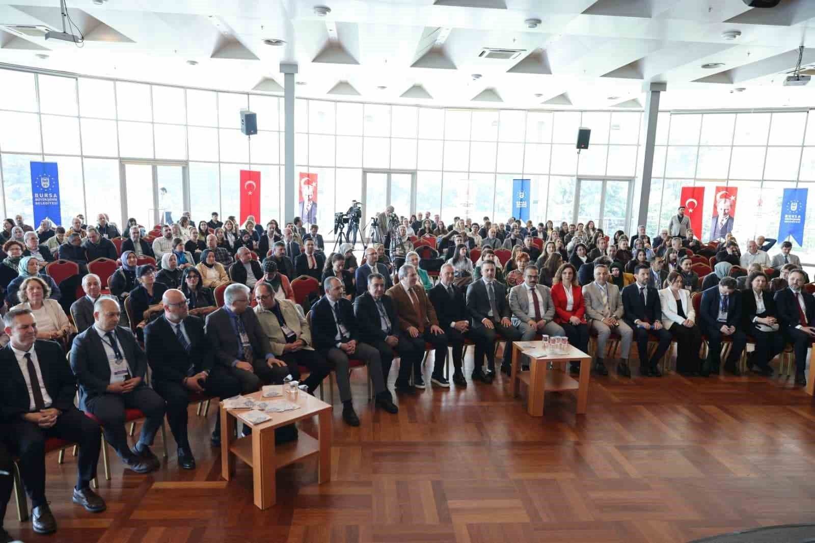 Bursa'da Seramik Sempozyumu: 'Topraktan Gelen Hafıza' Uzmanları Buluşturdu