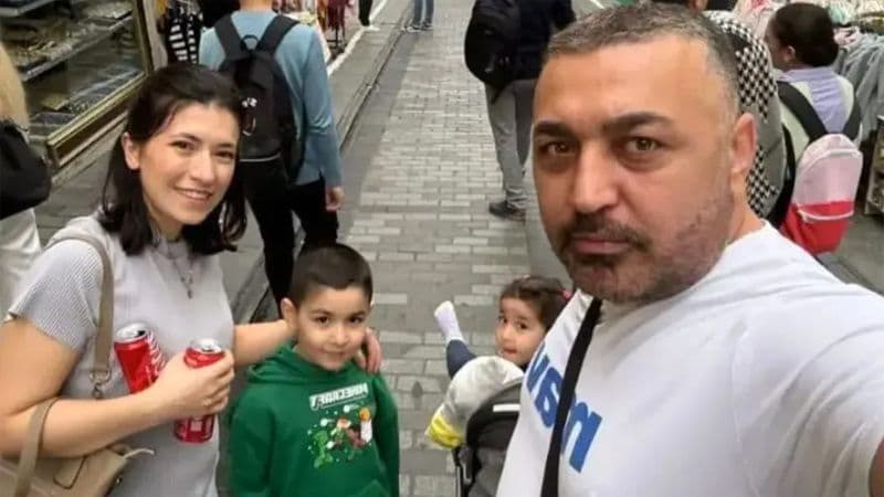 Böcek ailesi üyeleri, gülümseyen anne, baba ve iki çocuk, dışarıda çekilmiş bir fotoğraf.