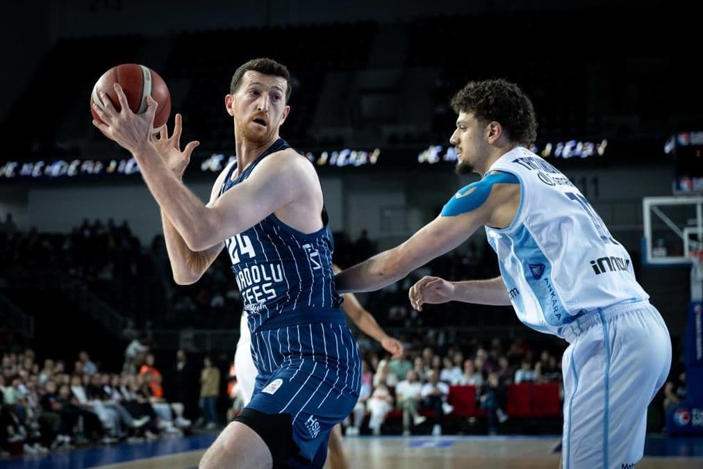 Anadolu Efes ve Türk Telekom basketbolcuları maç sırasında