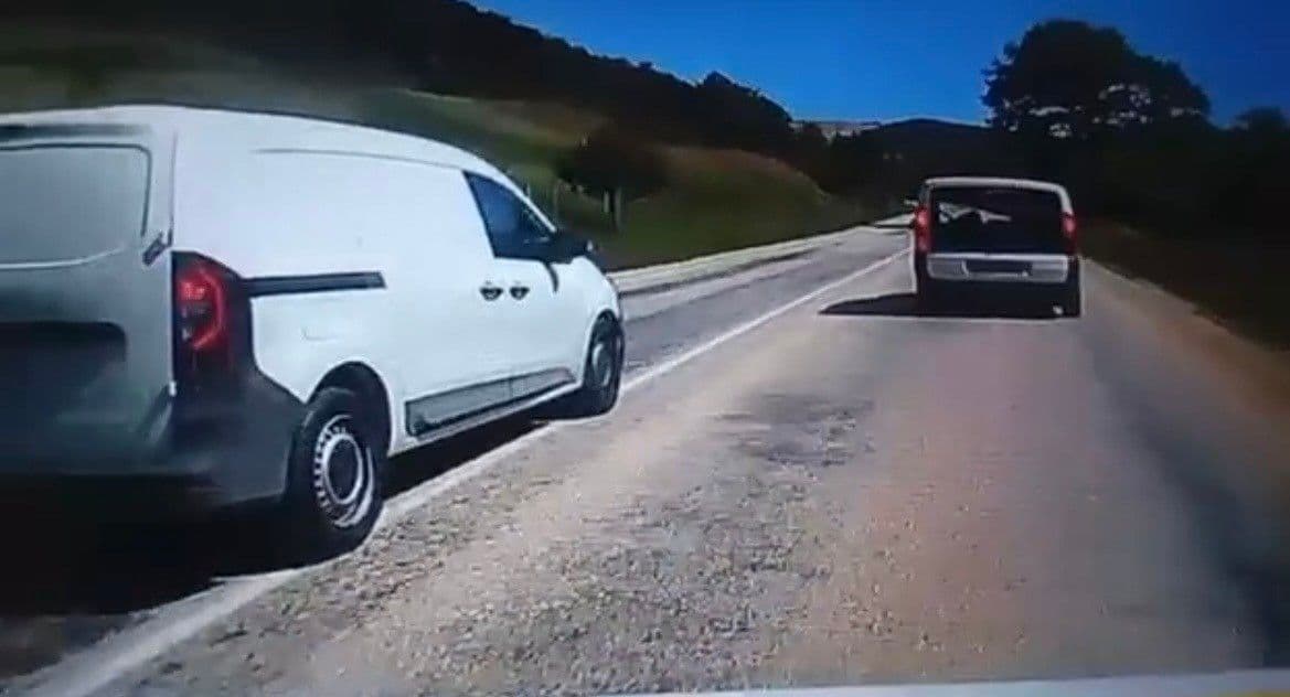 Orhaneli-Bursa yolunda hatalı sollama yapan araç ve karşıdan gelen araç, kaza anı.