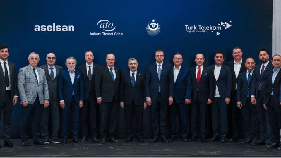 Türk Telekom ve Aselsan yöneticileri, yerli haberleşme teknolojileri işbirliği anlaşması imza töreninde.
