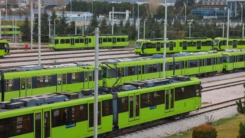 Bursa raylı sistemine ait yeşil vagonlar, raylar üzerinde bir depoda veya istasyonda bekliyor.