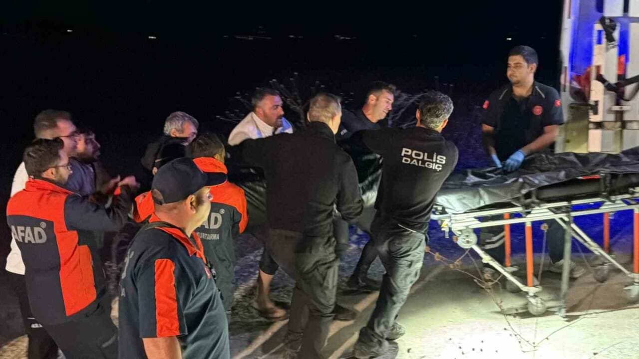 İznik Gölü'nde kayıp matematik öğretmeninin cansız bedeninin arama kurtarma ekipleri tarafından çıkarılması.