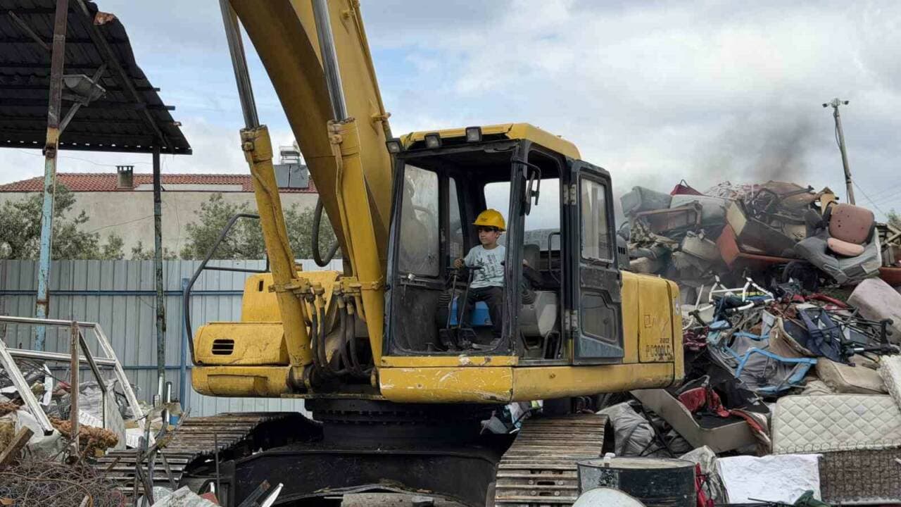 İznik'te 6 yaşındaki Hasan Efe, babasının geri dönüşüm şirketinde ekskavatör kullanırken