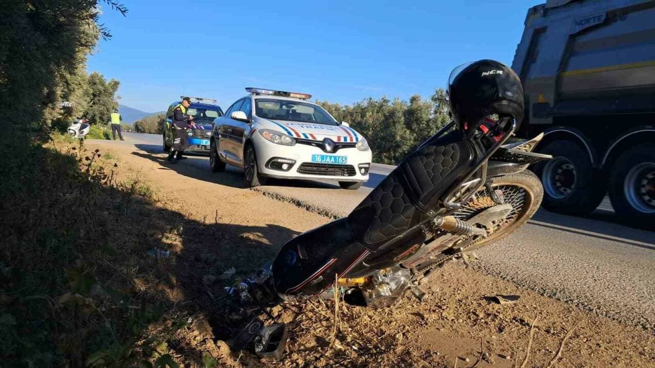 İznik-Orhangazi yolu üzerinde meydana gelen motosiklet kazası sonrası olay yerinden bir görünüm.