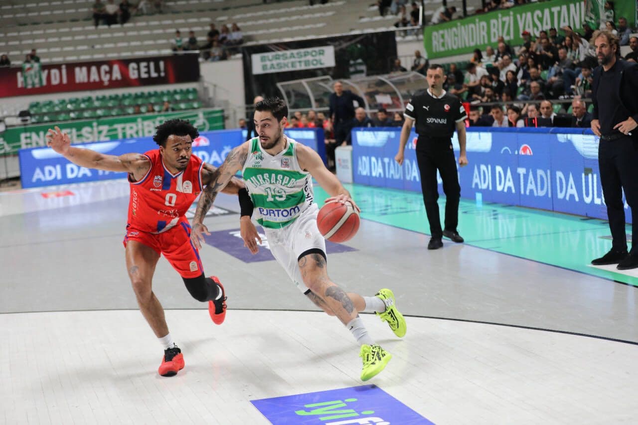 Bursaspor basketbol oyuncuları maç sırasında top sürerken