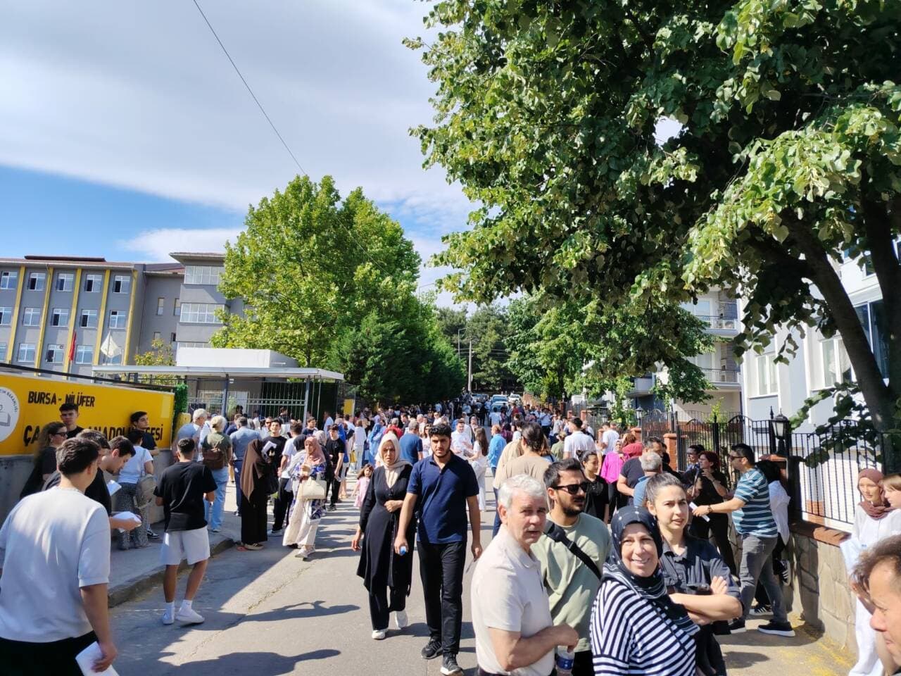 Bursa'da YKS TYT sınavı sonrası okul önünde bekleyen öğrenci ve veliler.