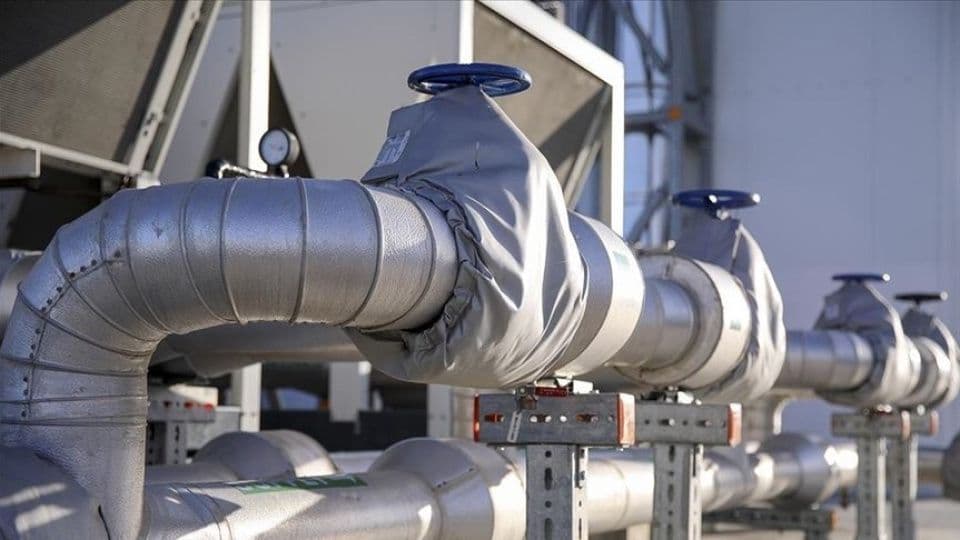 ABD-İran mutabakatı ve düşen Avrupa gaz fiyatlarını temsil eden sembolik illüstrasyon.