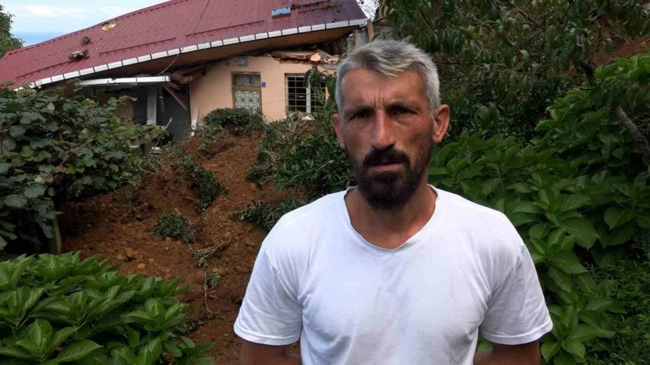 Rize'deki heyelan sonrası hasar gören ev ve olayla ilgili bir kişi.